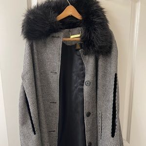 IMAN houndstooth cape with fur collar